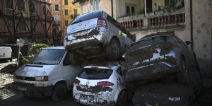 Αυτοκίνητα παρασύρθηκαν από τις πλημμύρες στα γαλλοϊταλικά σύνορα