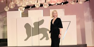 Η Κέιτ Μπλάνσετ με μαύρο φόρεμα