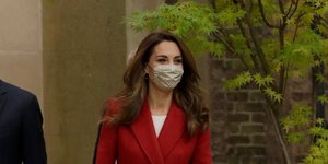 H Κέιτ Μίντλετον με κόκκινο παλτό 