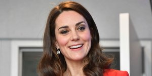 Η Κέιτ Μίντλετον με κόκκινο σύνολο