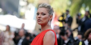 Η Κέιτ Μος με κόκκινο φόρεμα