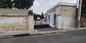 Υπάλληλοι του δήμου Αθηνών καθάρισαν τους τοίχους του εβραϊκού νεκροταφείου