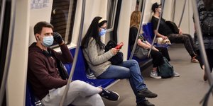 καθισμενοι με αποστασεις μετρο