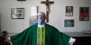 Καθολικός ιερέας με μάσκα για τον κορωνοϊό