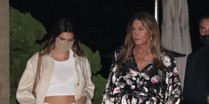 Η Κένταλ Τζένερ με μπεζ πανωφόρι και μάσκα