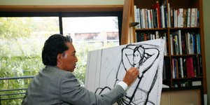 Ο Kenzo Takada ζωγραφίζει με κάρβουνο σε καμβά