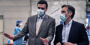 Ο Βασίλης Κικίλιας και ο Παναγιώτης Αρκουμανέας στο Σύνταγμα για τα rapid test