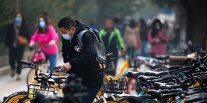 Κινέζος ανεβαίνει σε ποδήλατο