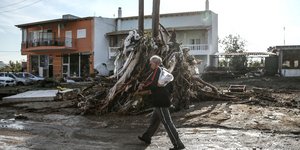 Άνδρας περπατά στην πλημμυρισμένη Κινέτα