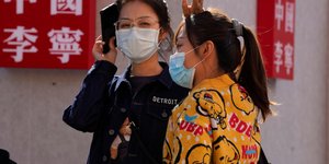 Κινέζες με μάσκες