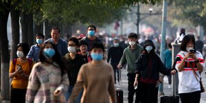 Κινέζοι περπατούν στον δρόμο