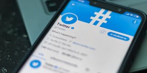 Κινητό τηλέφωνο με την εφαρμογή του Twitter στην οθόνη