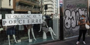 κλειστο μαγαζι γυναικα με μασκα