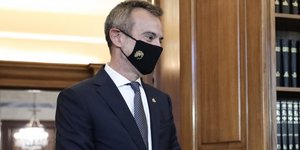 Ο Κωνσταντίνος Ζέρβας με μάσκα