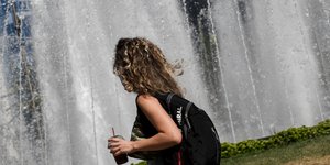με καφε διπλα σε συντριβανι