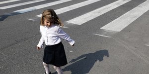 Κοριτσάκι με στολή παρέλασης στη Θεσσαλονίκη ανήμερα της επετείου της 28ης Οκτωβρίου