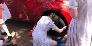 Μαθήτρια αλλάζει λάστιχο αυτοκινήτου