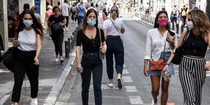 κοριτσια με μασκα περπατανε
