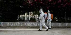 κορωνοϊός άνθρωποι με λευκή στολή απολύμανσης