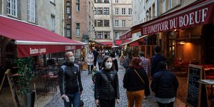 Πολίτες στη Γαλλία με μάσκες εν μέσω του δεύτερου κύματος της πανδημίας του κορωνοϊού