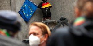 Άνδρας με μάσκα λόγω της πανδημίας του κορωνοϊού στην Γερμανία