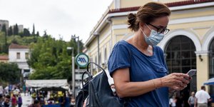 κορωνοϊός γυναίκα με μάσκα