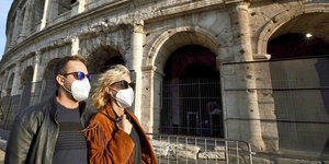 Ζευγάρι με μάσκες στο Κολοσσαίο