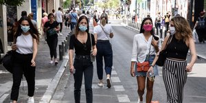 κορωνοϊός κοπέλες με μάσκες 