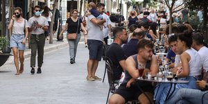 Νέοι με μάσκες προστασίας από τον κορωνοϊό στη Θεσσαλονίκη