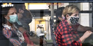 κορωνοϊός επιβάτες με μάσκα σε λεωφορείο