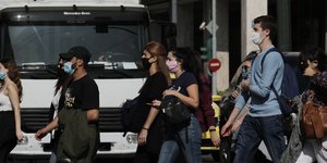 Κορωνοϊός / πολίτες περπατούν στους δρόμους της Αθήνας με μάσκες