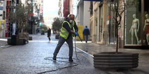 Απολυμάνσεις στο κέντρο της Αθήνας λόγω κορωνοϊού