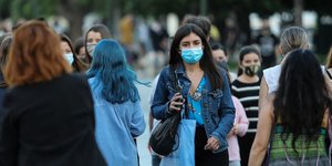 Νέα μέτρα για τον κορωνοϊό / εικόνα από πολίτες που διασχίζουν την Αμαλίας μπροστά από το Σύνταγμα