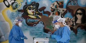Γιατροί στην Κύπρο με στολές για τον κορωνοϊό
