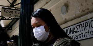 Γυναίκα με μάσκα προστασίας από τον κορωνοϊό