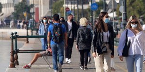 Κόσμος με μάσκες στην Παραλία Θεσσαλονίκης