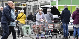 Koσμος έξω από σούπερ μάρκετ