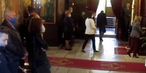 με μασκες στην εκκλησια
