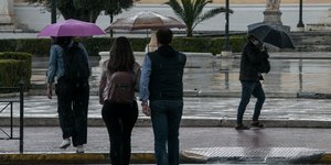 Κόσμος με ομπρέλες στην Αθήνα