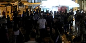 Συνωστισμός σε πλατεία 