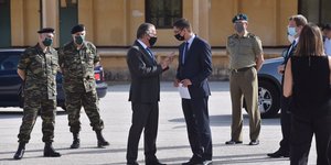 Ο Γιώργος Κουμουτσάκος με τον Πολωνό Πρέσβη