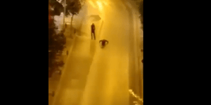 Νεαρός στην Κοζάνη κάνει... κάμψεις σε άδειο δρόμο λόγω του νυχτερινού Lockdown -