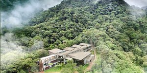 Το ξενοδοχείο Mashpi Lodge κρυμμένο ανάμεσα στα δέντρα