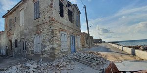Κτίριο κατέρρευσε μετά το σεισμό στη Σάμο