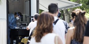 Κόσμος περιμένει στην ουρά για να κάνει τεστ για κορωνοϊό