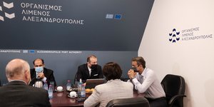 Ο Κυριάκος Μητσοτάκης επισκέφθηκε το λιμάνι της Αλεξανδρούπολης όπου συμμετείχε σε σύσκεψη με τους αρμόδιους φορείς