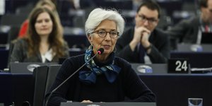 Κριστίν Λαγάρντ μαντιλι στο λαιμο