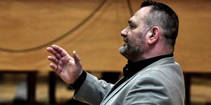 Προκλητικός ο Γιάννης Λαγός στη δίκη της Χρυσής Αυγής