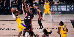 Ο Λεμπρόν Τζέιμς πασάρει στον τελικό με τους Χιτ