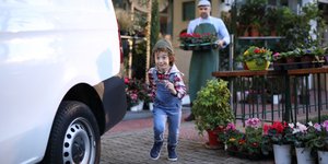Ανθοπώλης και παιδί που τρέχει χαρούμενο